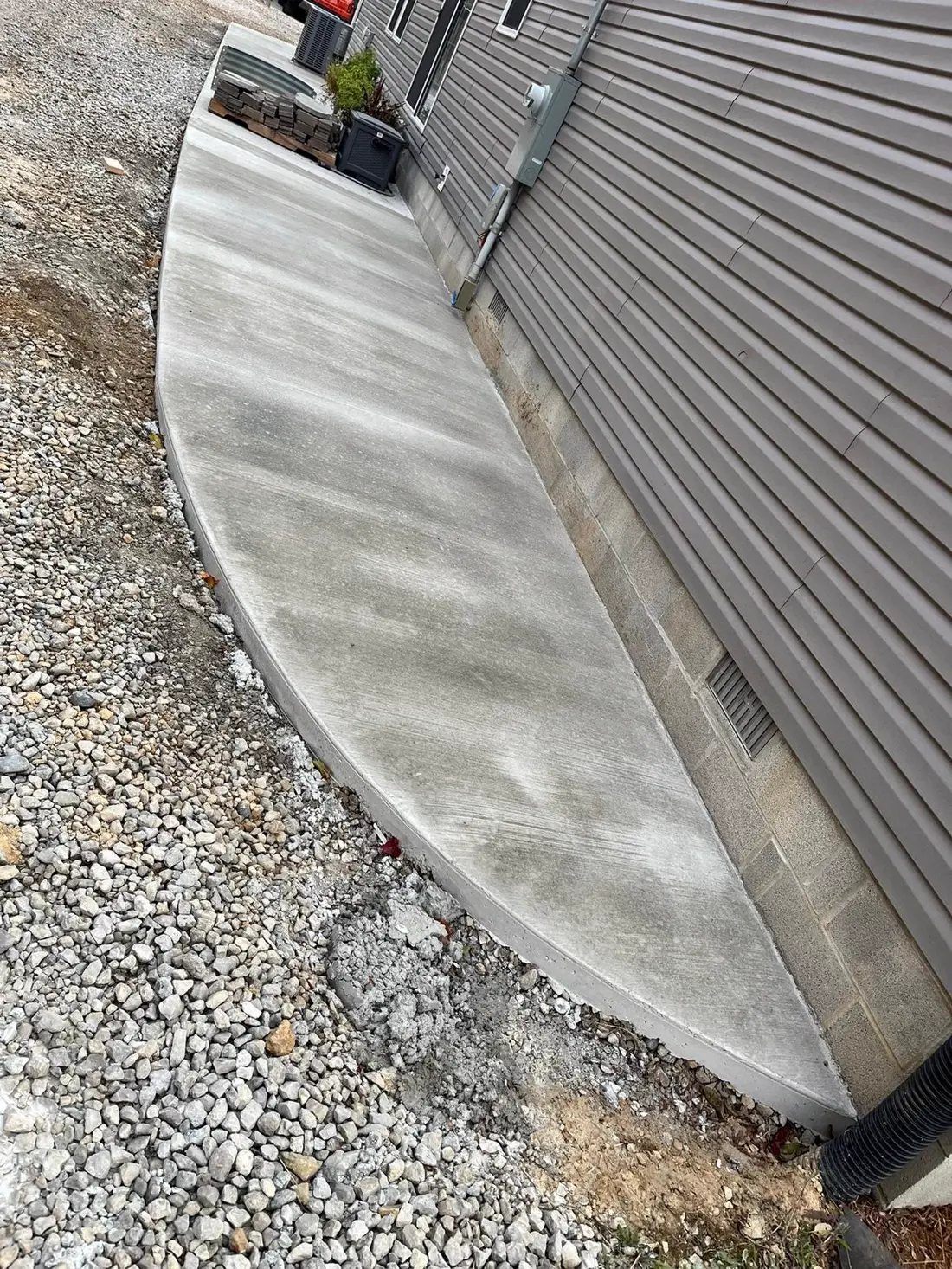 Curved concrete apron with smooth hand-tooled edge